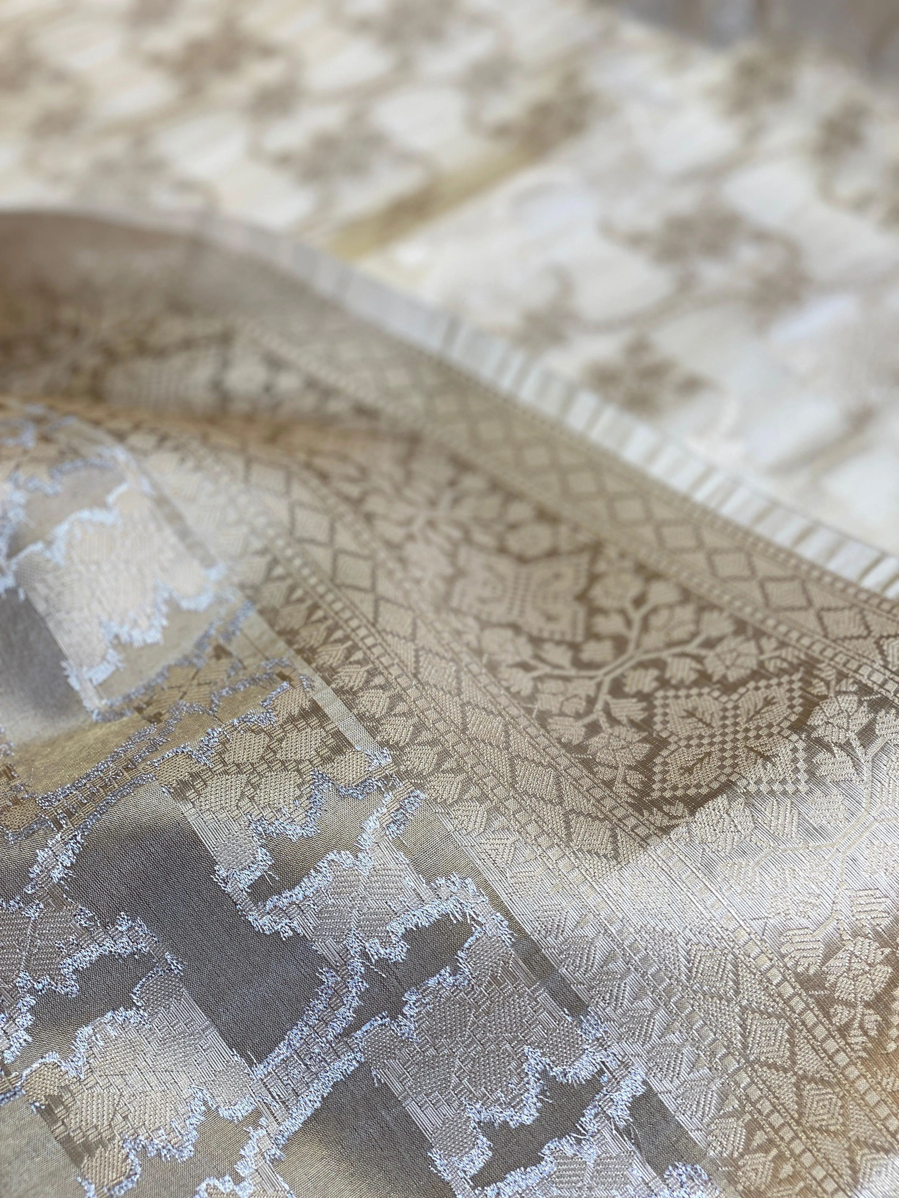 Exquisite Golden Banarasi Tissue Handwoven Saree
