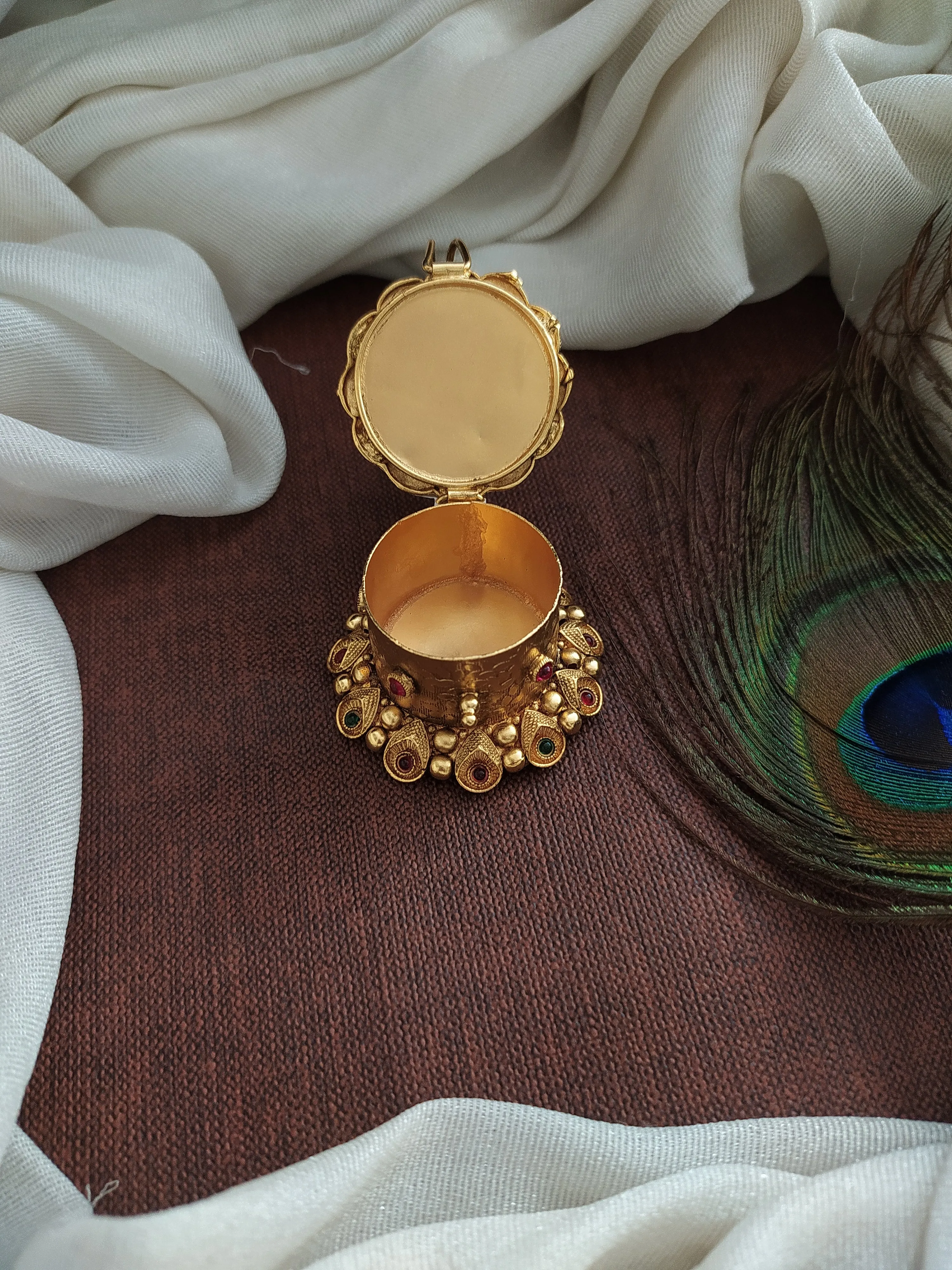 Exquisite Round Peacock Kemp Stones Kumkum Boxes