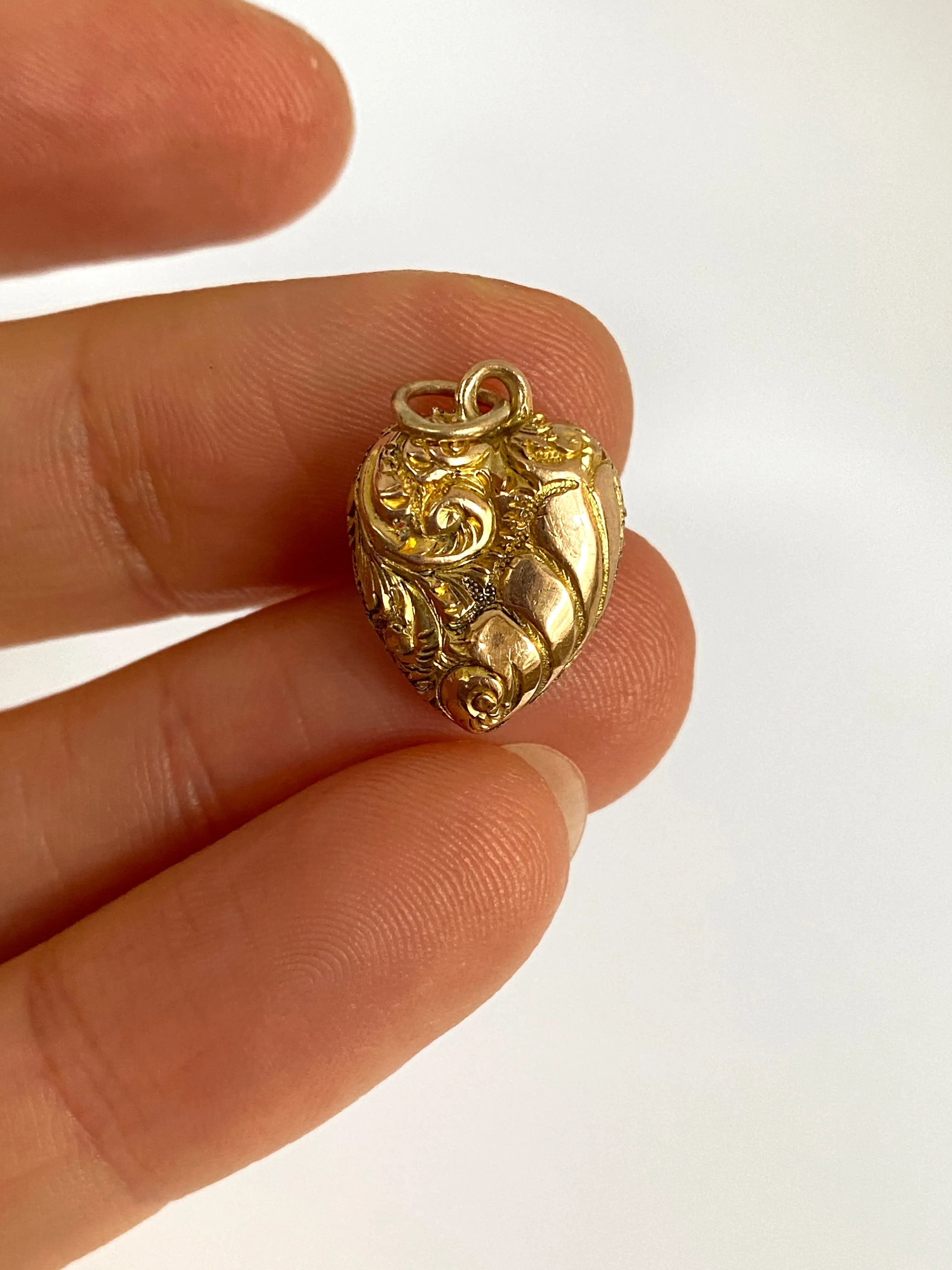 Exquisite, Victorian, 9ct gold, puffed heart pendant